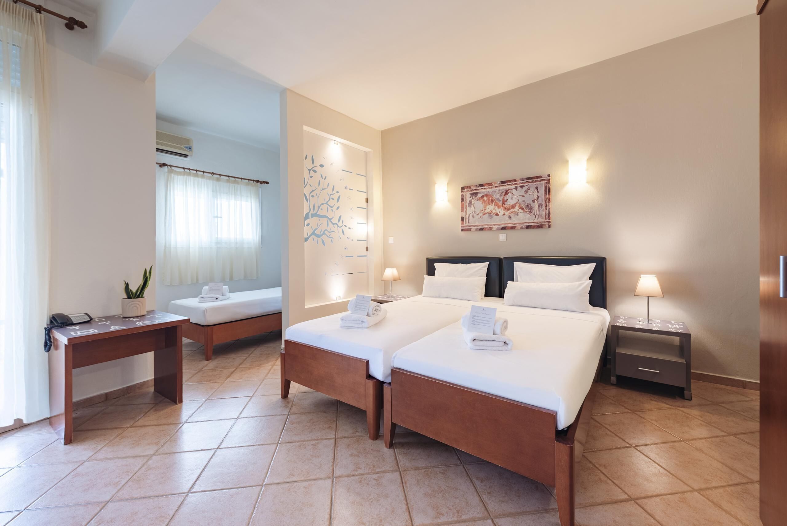 Escrivaninha, quartos à prova de som, Wi-Fi de cortesia, roupa de cama