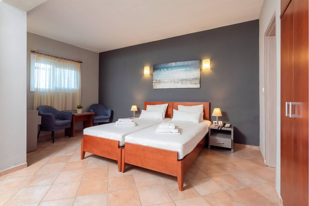 Habitación Confort, planta baja | Escritorio, insonorización, wifi gratis y ropa de cama