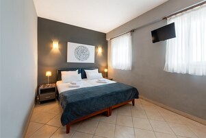 Escritorio, sistema de insonorización, wifi gratis y ropa de cama 