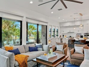 Tv, tv-spel, bordsfotboll och en stereo