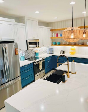 Kjøleskap, mikrobølgeovn, ovn og kokeplater