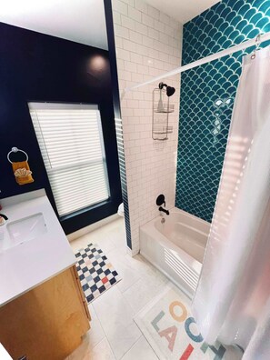 Shower, towels - Lake LBJ Waterfront | 5BR | Game Room | Sleeps 16! (Granite Shoals)