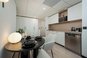 Fridge, microwave, stovetop, dishwasher