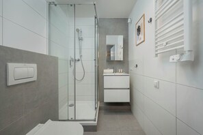 Shower, shampoo