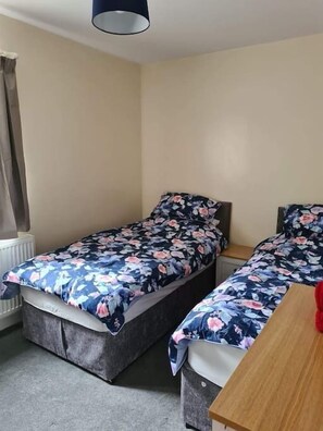 2 makuuhuonetta, silitysrauta/-lauta, Wi-Fi, vuodevaatteet