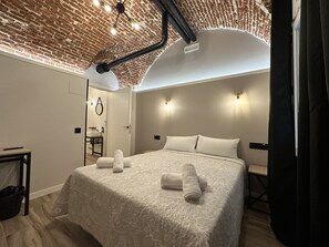 Standard Room | In-room safe, desk, laptop workspace, blackout drapes