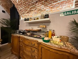 Café da manhã continental todos os dias mediante uma taxa