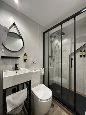 Habitación estándar | Baño | Regadera, amenidades de baño gratuitas, secadora de cabello, toallas 