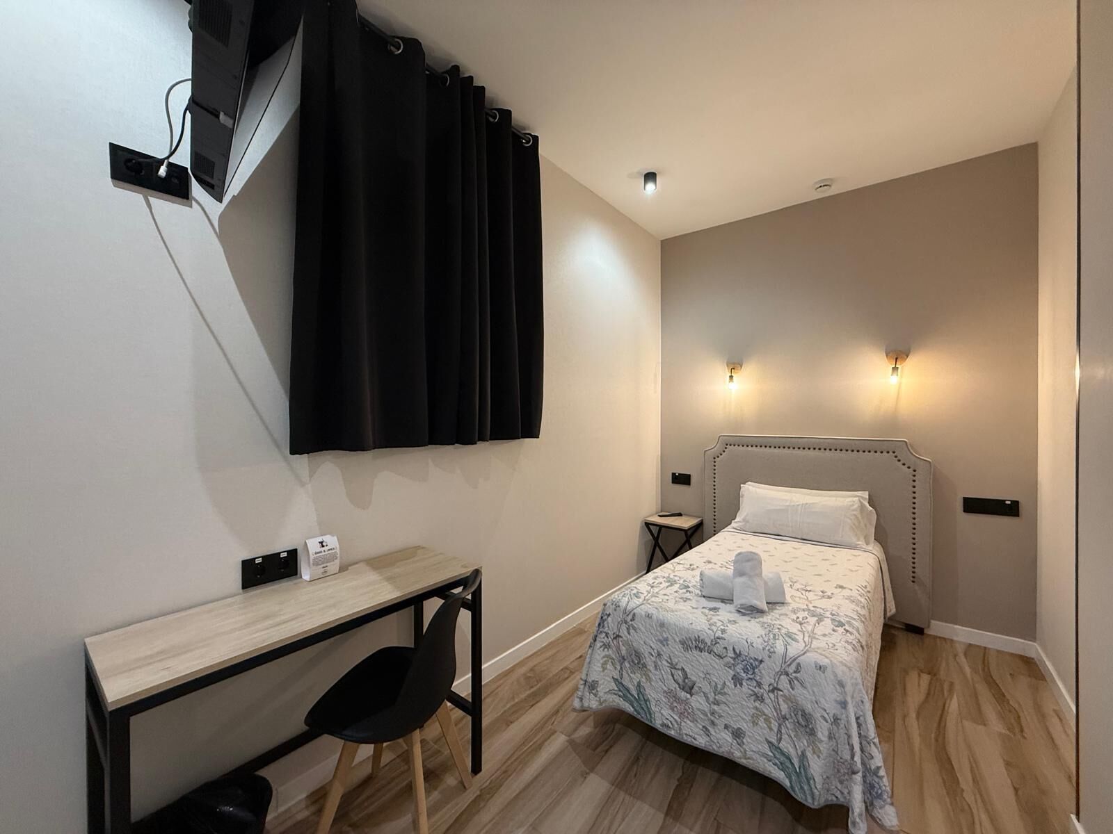 Caja de seguridad en la habitación y escritorio 