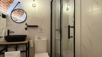 Familiekamer | Badkamer | Een douche, gratis toiletartikelen, een haardroger, handdoeken
