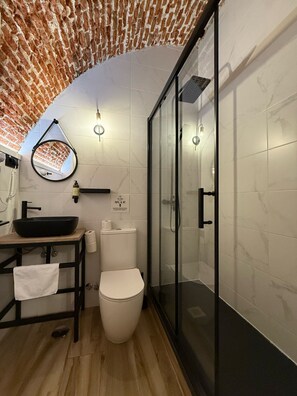 Family Room | Bathroom - CC Opera Suites (Madrid)