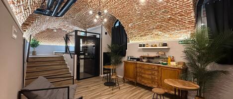 Petit déjeuner continental (8 EUR par personne)