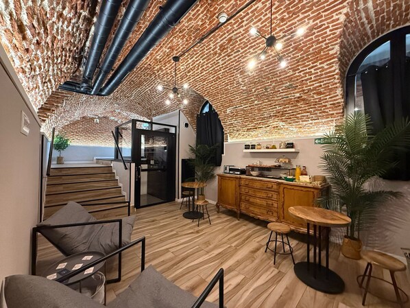 Petit déjeuner continental (8 EUR par personne)