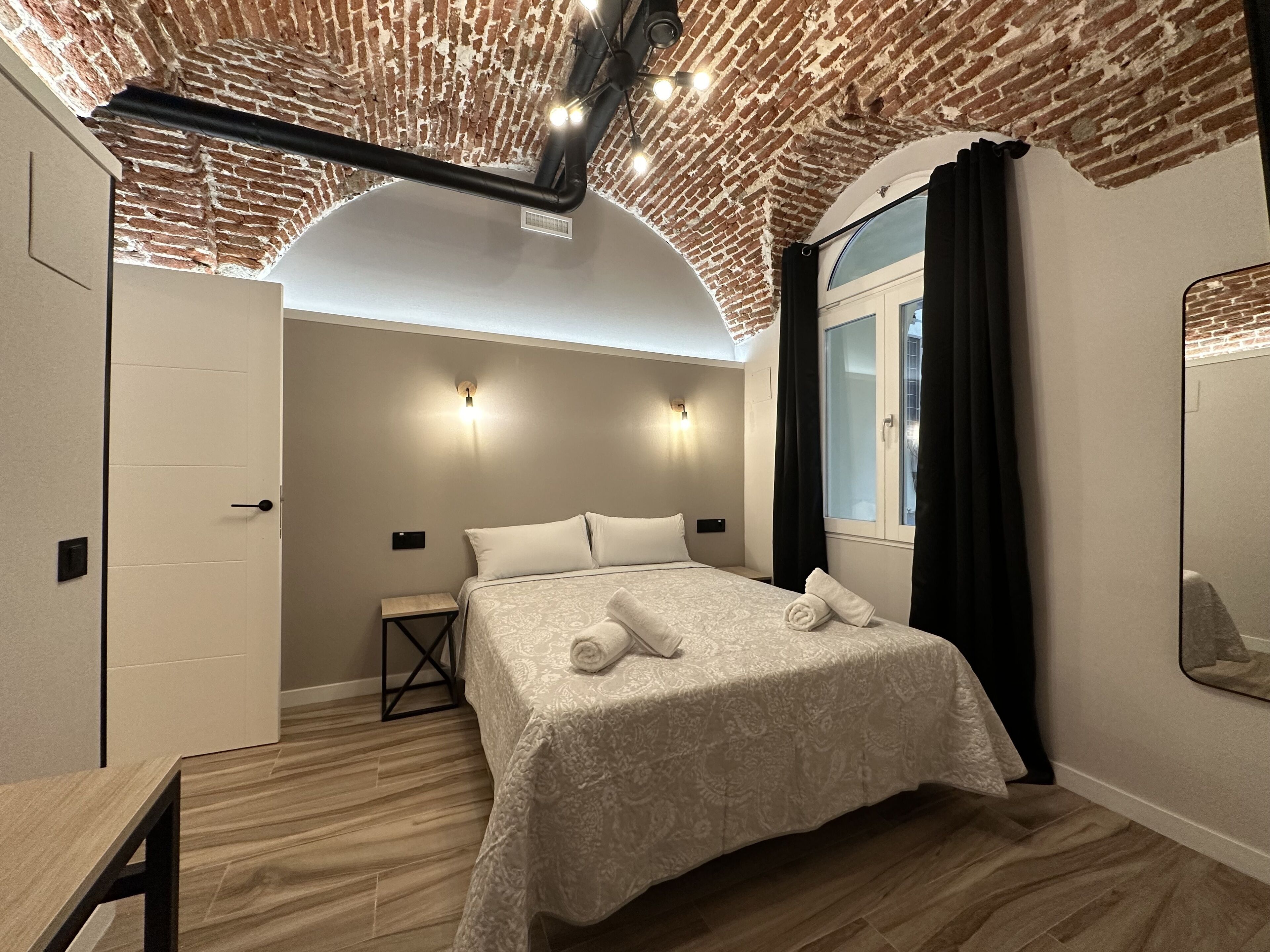 Kamar Standar | Brankas, meja kerja, ruang kerja ramah laptop, dan tirai kedap cahaya