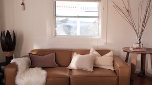 Een televisie en een open haard