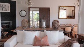 Televisión y chimenea 