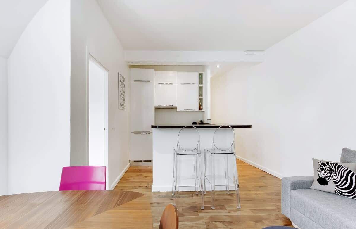 Een televisie en een kantoor