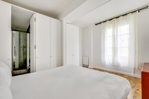 1 bedroom, iron/ironing board, travel cot, WiFi - A Nice 1-BR in Saint-Germain (Paris)