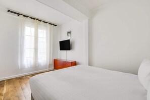 1 bedroom, iron/ironing board, travel crib, WiFi - A Nice 1-BR in Saint-Germain (Paris)