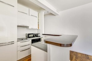 Fridge, microwave, oven, stovetop - A Nice 1-BR in Saint-Germain (Paris)
