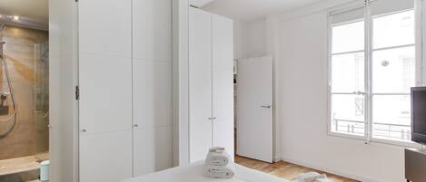 1 bedroom, iron/ironing board, travel cot, WiFi