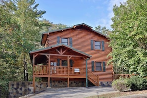 Exterior - SMOKY BEAR MANOR - 5 Bedrooms! (Sevierville)
