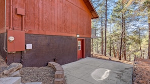 A red wooden building with a red door, surrounded by a forest. - Chaco Trail | 2BR / 2BA | | Spend Spring in Flagstaff! (Flagstaff)