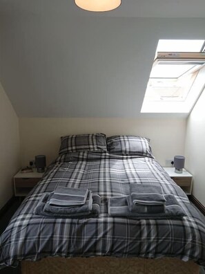 2 quartos, ferros/tábuas de passar roupa, Wi-Fi, roupa de cama