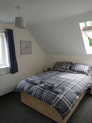 2 bedrooms, iron/ironing board, WiFi, bed sheets