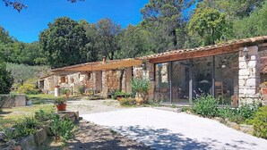 A stone building with a tiled roof, outdoor seating, and a gravel path. - Wonderful private villa for 4 people with WIFI, private pool and TV (Lentier)