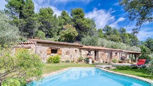 A stone house with a swimming pool, surrounded by trees and greenery. - Wonderful private villa for 4 people with WIFI, private pool and TV (Lentier)