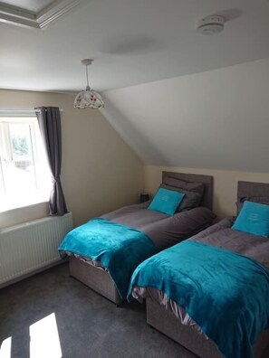2 bedrooms, iron/ironing board, WiFi, bed sheets - 1 Wood Yard Cottages. 2 Bedroom, Large lounge (Long Sutton)