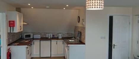 Frigorífico, microondas, horno y placa de cocina