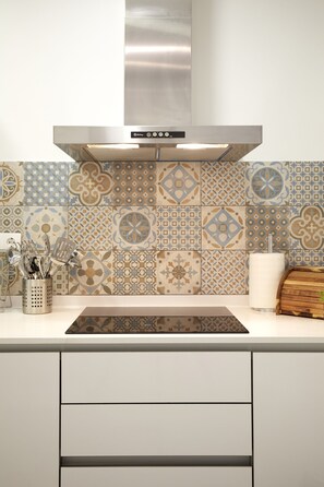 Kühlschrank, Mikrowelle, Ofen, Geschirrspüler