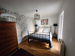 1 dormitorio, escritorio, tabla de planchar con plancha y cuna de viaje