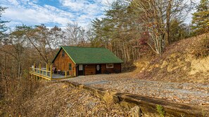 Exterior - Mountain Whispers-2Bdrm, arcade gaming, pinball, foosball, hot tub, and fire-pit (Sevierville)