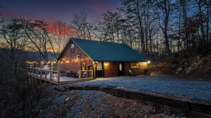 Exterior - Mountain Whispers-2Bdrm, arcade gaming, pinball, foosball, hot tub, and fire-pit (Sevierville)