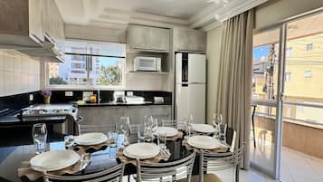 Apartamento | Cozinha privada | Geladeira, micro-ondas, fogão, cooktop