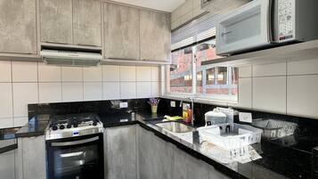 Departamento | Cocina privada | Refrigerador, microondas, licuadora y utensilios de cocina