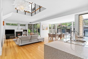 TV - Diamond Bay Oasis : 4 BR, 3 BA House in Sorrento, Sleeps 12 (Sorrento)