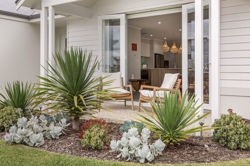 STYLISH AND CONTEMPORARY HOME WITH BEAUTIFUL COASTAL TOUCHES & TIMBER ACCENTS
