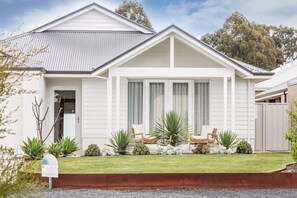 Exterior - STYLISH AND CONTEMPORARY HOME WITH BEAUTIFUL COASTAL TOUCHES & TIMBER ACCENTS (Dunsborough)