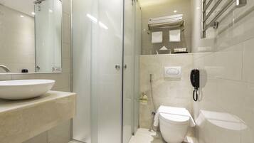 Dusche, Hausschuhe, Handtücher
