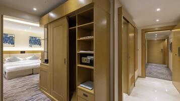 Minibar, brankas, tirai kedap cahaya, dan setrika/meja setrika