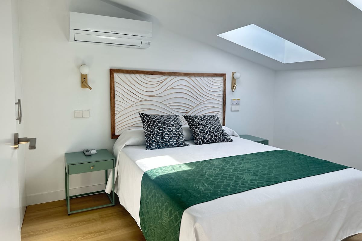 Deluxe appartement, 2 slaapkamers | 1 slaapkamer, hypoallergeen beddengoed, een kluis op de kamer