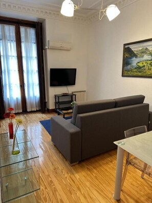 55–tuumainen äly-TV, jossa satelliittikanavat