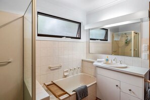 Bathroom - Aireys Rivermouth House (Aireys Inlet)