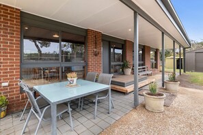 Outdoor dining - Aireys Rivermouth House (Aireys Inlet)