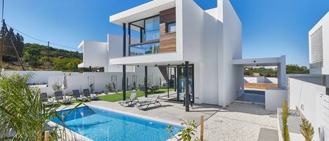 Utomhuspool och uppvärmd pool