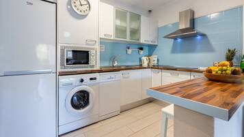 Een koelkast, een microgolfoven, een kookplaat, een vaatwasser